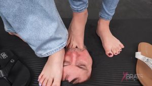 Bratty Foot Girls - Halee Banks, Kristina Babe, Jason Ninja - Sweaty Sandal Foot Cleaner - Watch Online