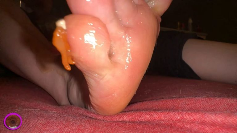 The Cirilla Emporium - Lady Leviathan Tiny Servant Helps Me Wax My Feet - Watch Online
