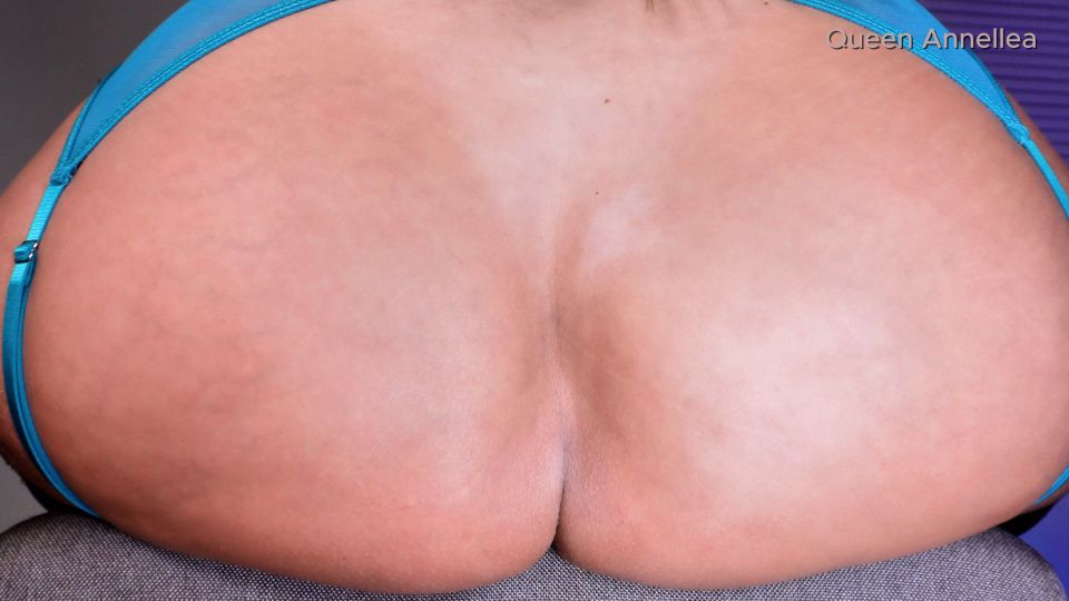 QueenAnnellea - Ass Sniffer - Watch Online