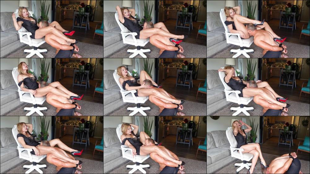 World Goddess: Goddess Zephy - Restrained Pussy Licker!