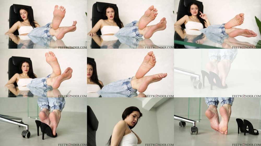 Feetwonder Girls - Sophie - Weber Girls Hot feet slut Sophie sits with her bare smelly feet on the table