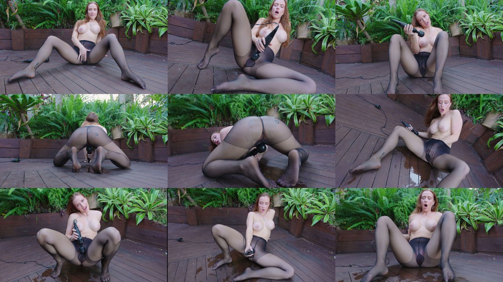 Scarlet Chase - Squirting Through Leggings Outdoors